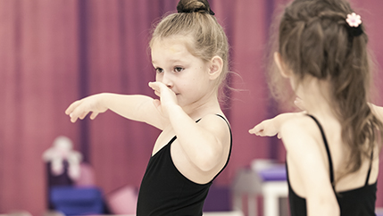 6-8 жастағы топтар Алматыдағы «Coppelia» балет мектебінде