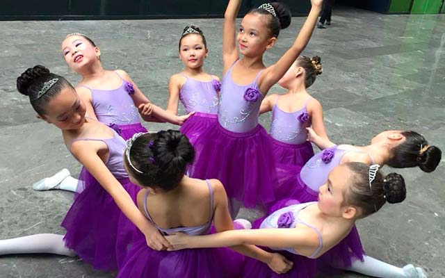 Астанадағы «Coppelia» балеринасы арасында өнер көрсеткеннен кейін концерт